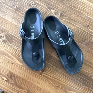 Unworn Girls Rubber Black Birk Thong Sandals 33 (2-2.5 US)